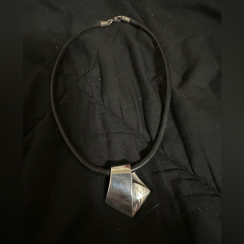 Retired James Avery Sterling Silver Ribbon Bow Pendant W/ Avery Leather Choker